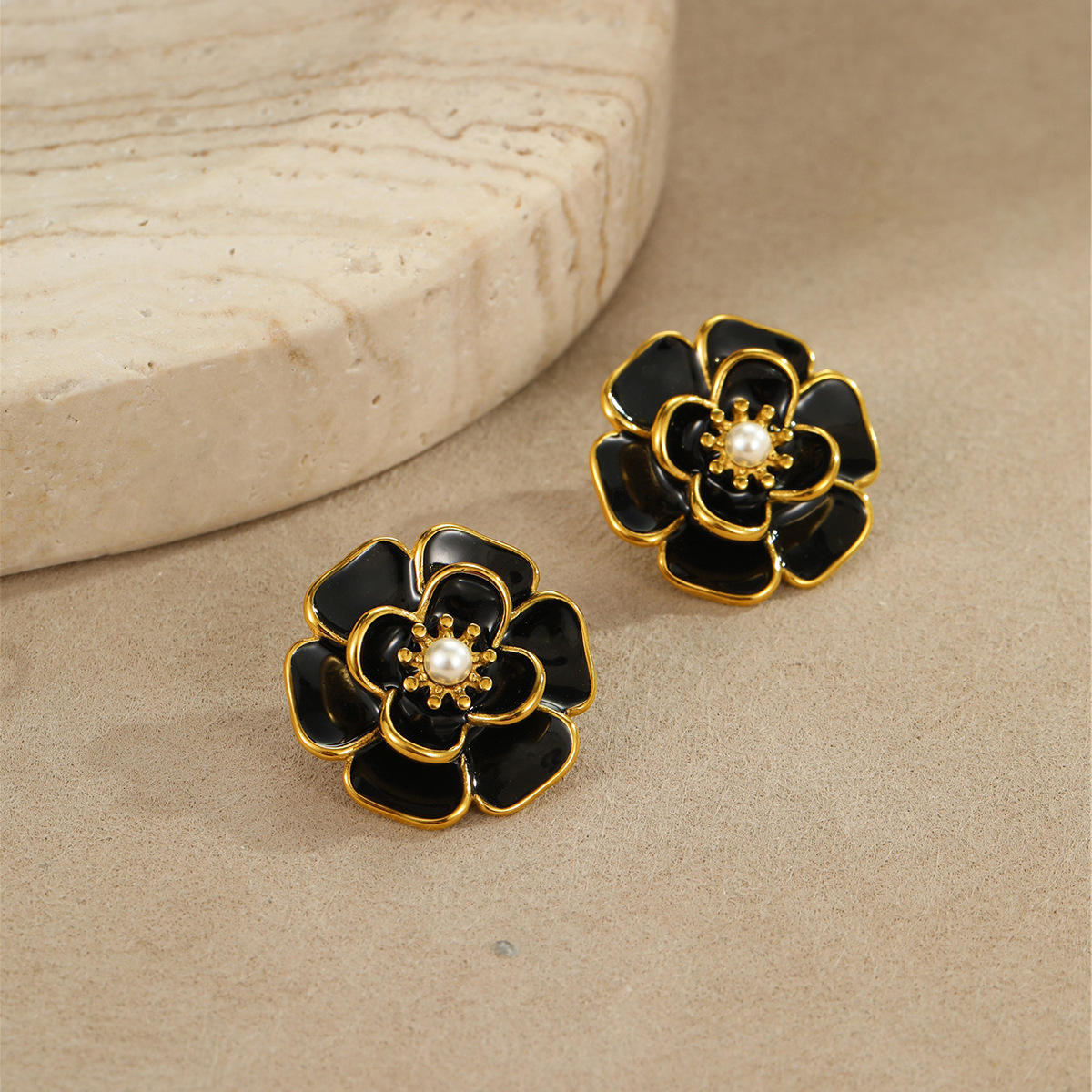 Elegant Noir Floral Pearl Stud Earrings